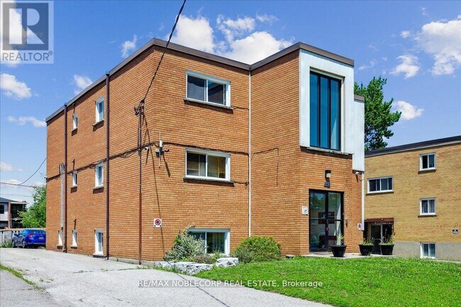 Photo du bâtiment - 362-362 Elgin Ct