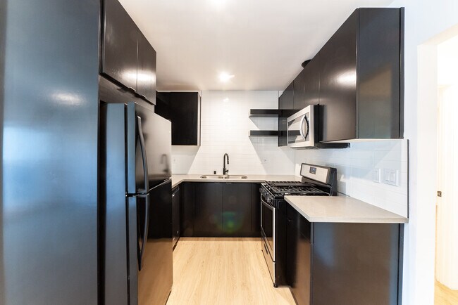 Foto del edificio - 3156 James M Wood Blvd