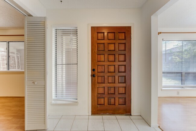 Foto del edificio - 9206 Beringwood Dr