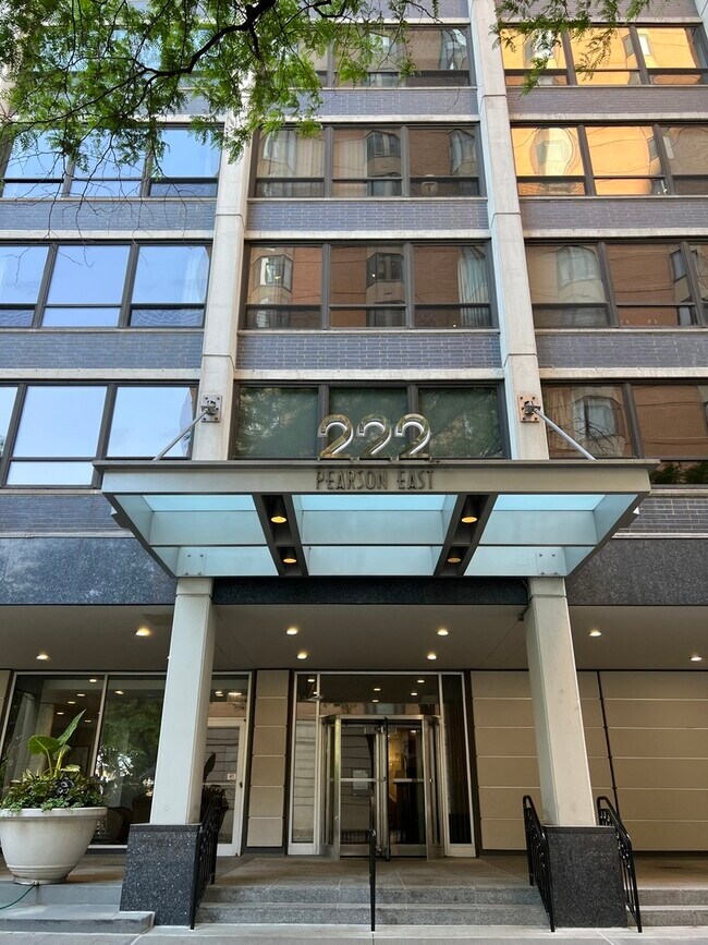 Foto del edificio - 222 E Pearson St