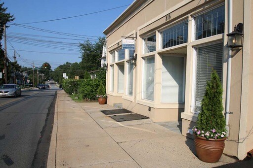 Building Photo - 216 Ardmore Ave