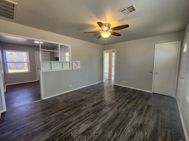 Foto del edificio - Cute 2 bed 1 bath house with 1 car garage
