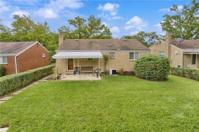 Photo - 1340 Kinmount St House