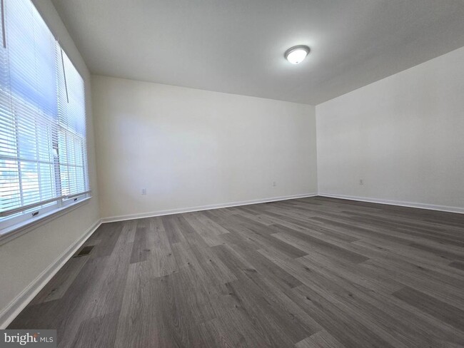 Building Photo - 23 Lordship Ln