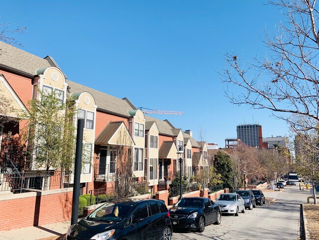 Building Photo - 512 W 10th St