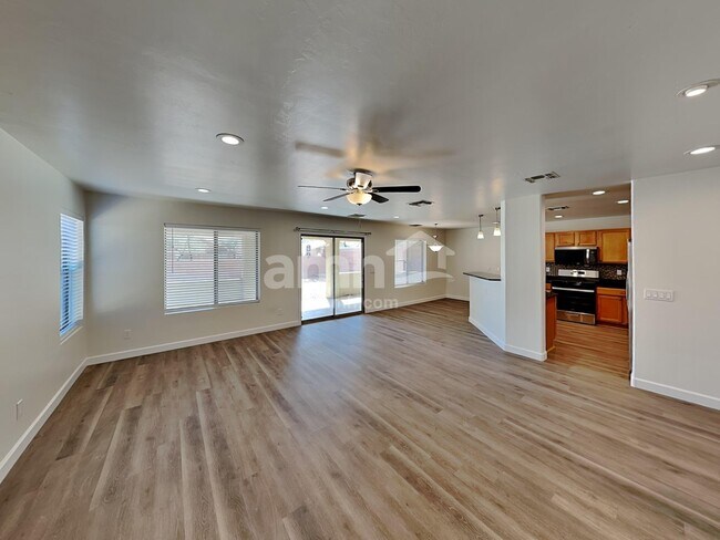 Building Photo - 711 W Flaming Arrow Dr