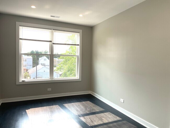 Building Photo - 3825 N Kimball Ave