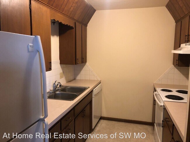 Building Photo - 1918-1920 Bellerive Dr