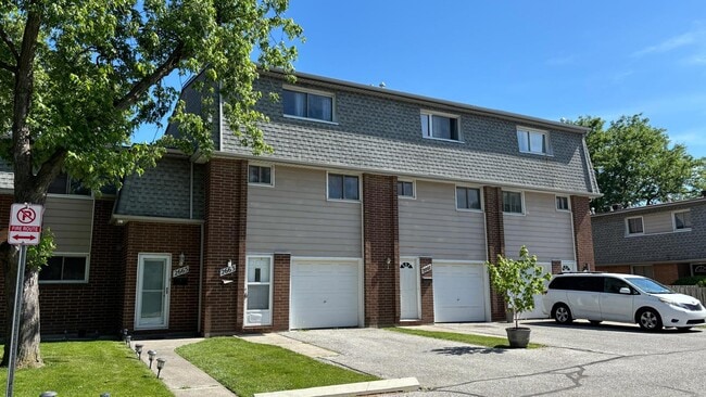 Building Photo - 3+1 Beds 2 Baths Townhouse