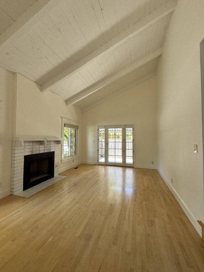Building Photo - 730 University Dr