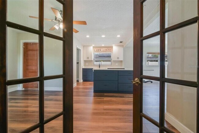 Foto del edificio - 725 Laurel Way