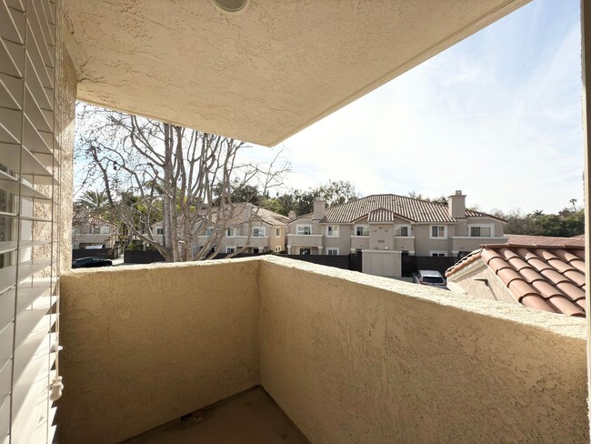 Building Photo - Upper level condo in Rancho Del Oro!