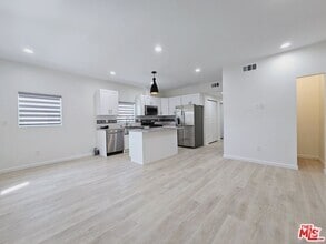 Building Photo - 2826 3/4-2824 Leeward Ave
