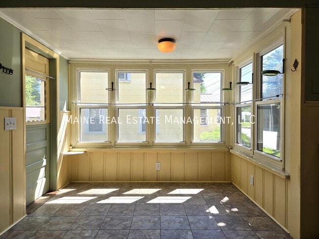 Building Photo - 885 Minot Ave