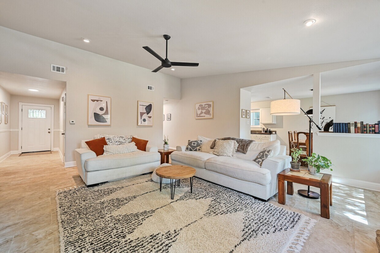 Foto principal - 9007 Jesse James Dr