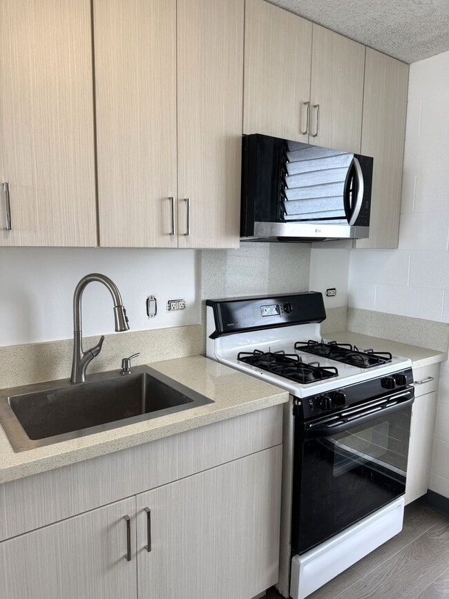 Building Photo - Plumeria Hale - Renovated two bedroom, one bath, two parking stalls