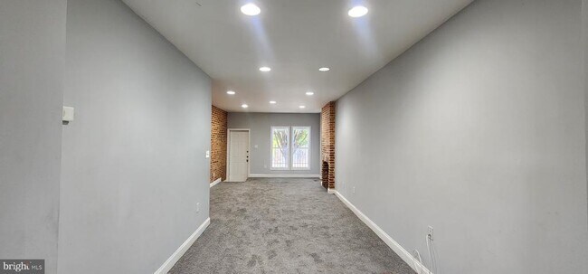 Foto del edificio - 1633 N Patterson Park Ave