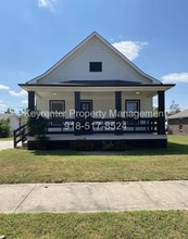 Building Photo - 317 E Will Rogers Blvd