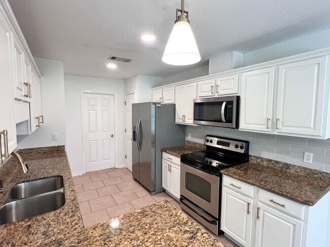 Building Photo - Charming Home - Newly Renovated