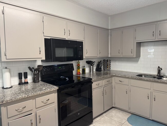 Building Photo - Spacious 4-Bedroom Home with Den, Fenced Yard & 3-Car Garage. Available Late July!