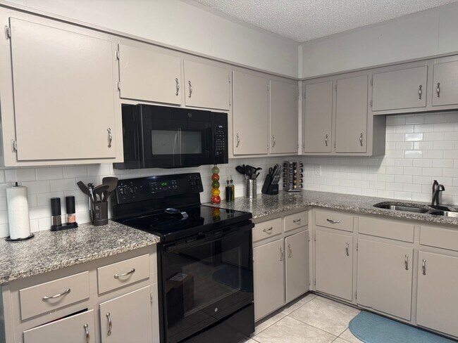 Foto del edificio - Spacious 4-Bedroom Home with Den, Fenced Yard & 3-Car Garage. Available Late July!