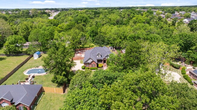 Foto del edificio - Luxury Bentonville Home with Private Saltwater Pool