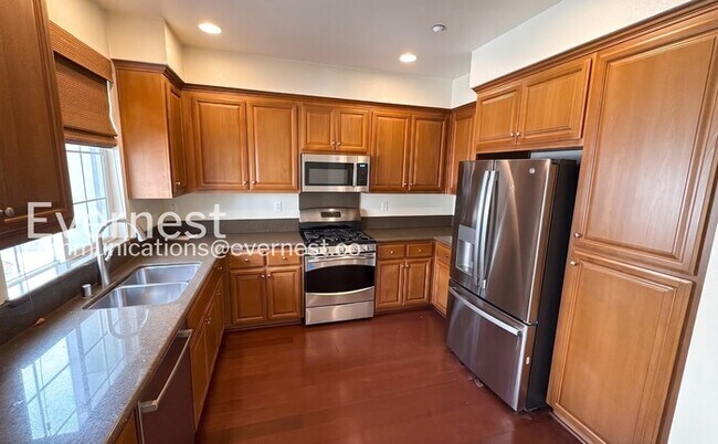 Foto del edificio - 3-Bed/3.5-Bath Townhome/ Available Soon!