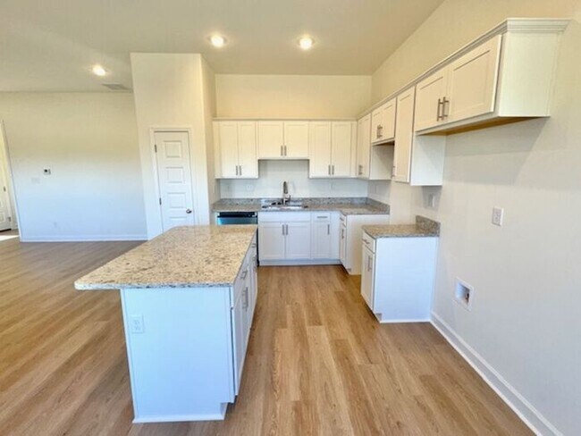 Foto del edificio - Move In Special! Now Leasing 5BR/3 Bath Home - Somerville.