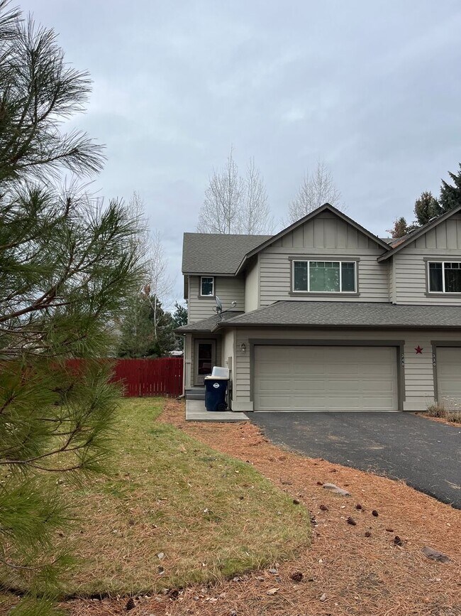 Foto del edificio - Charming 3-Bdr/2.5 bath located just blocks from Sisters Elementary School!