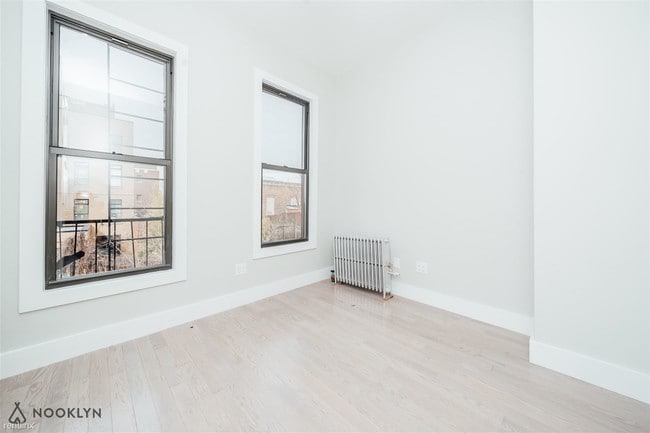 Building Photo - 3 br, 1 bath Apartment - 241 Montrose Ave