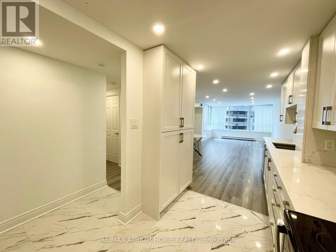 Photo principale - 717-717 Bay St.
