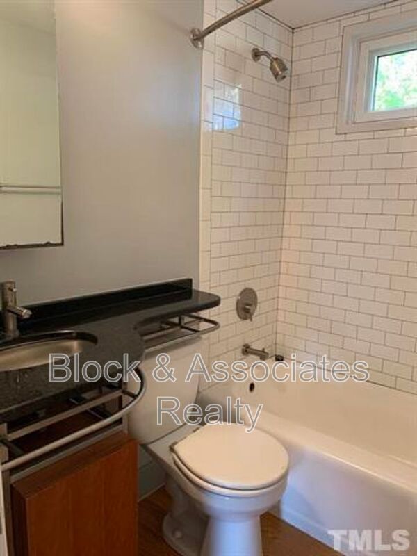 Foto del edificio - 631-B Daniels St