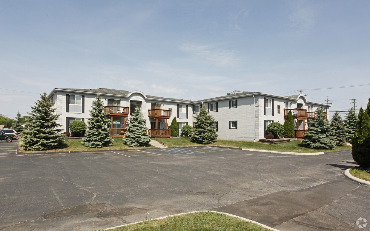 Pinewood Condominiums Apartments in Trenton, MI