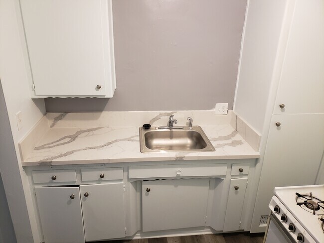 Building Photo - 7627 Comstock Ave