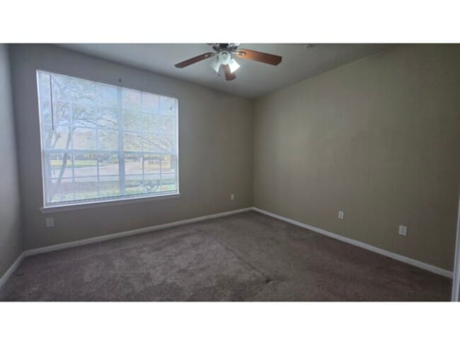 Foto del edificio - 1 bed 1 bath - cable &amp; water inlcuded in rent