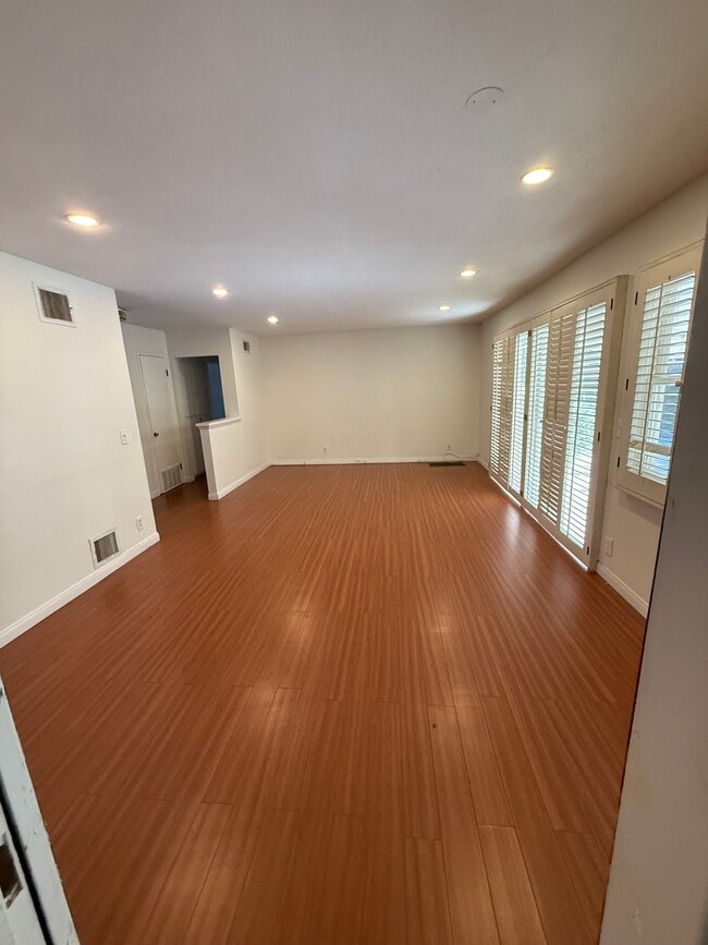 Foto del edificio - 9520 Hayvenhurst Ave