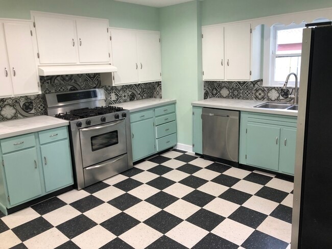 Kitchen - 602 N Church St