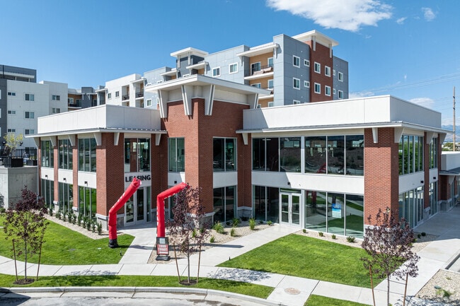 Leasing Entrance - Skyline Peaks