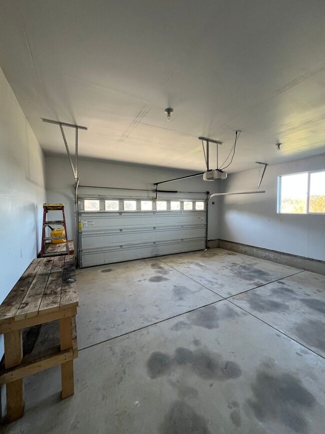 Building Photo - Beautiful Hilltop Country Home with Stunning Views