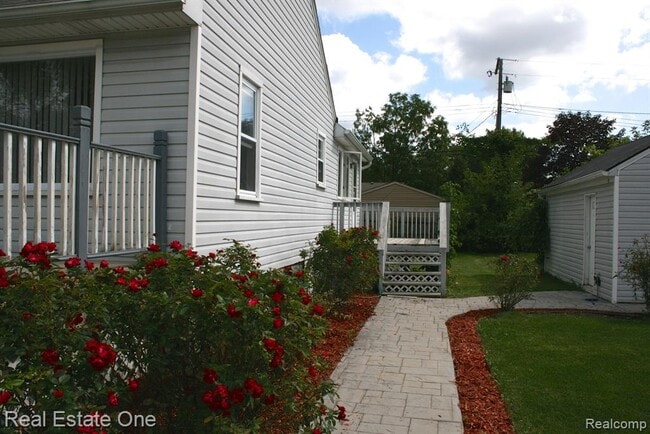 Building Photo - 3268 Troy Ave