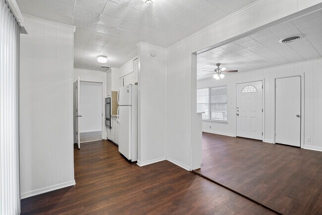Building Photo - 711 N Carroll Blvd