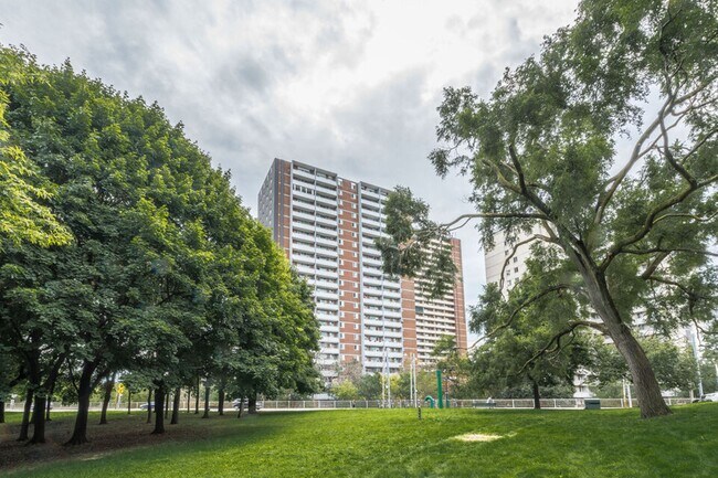 Building Photo - 230 Oak St