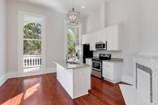 Building Photo - Private Porch - 1BR/1BA Newly Renovated 1 block to Streetcar