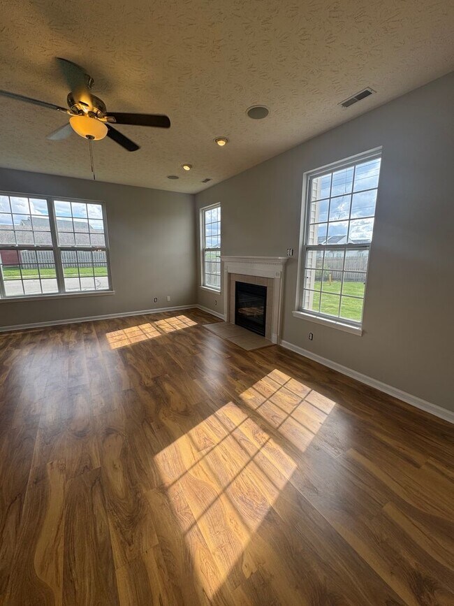 Foto del edificio - Three Bedroom Home with Fenced in Yard!