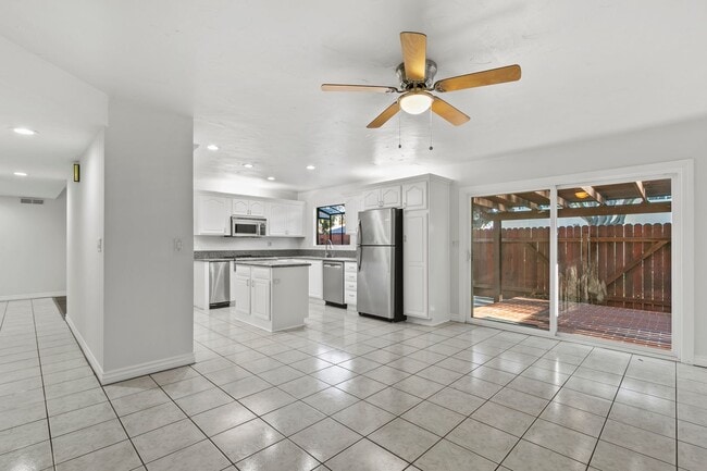 Foto del edificio - Spacious Detached Home with Private Patio in Prime Tustin Community