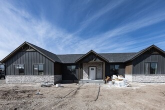 Building Photo - 582 Aspen Ave