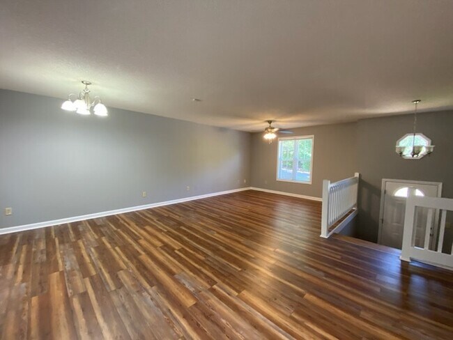 Foto del edificio - 3 Bed, 2 Bath home with partial unfinished...