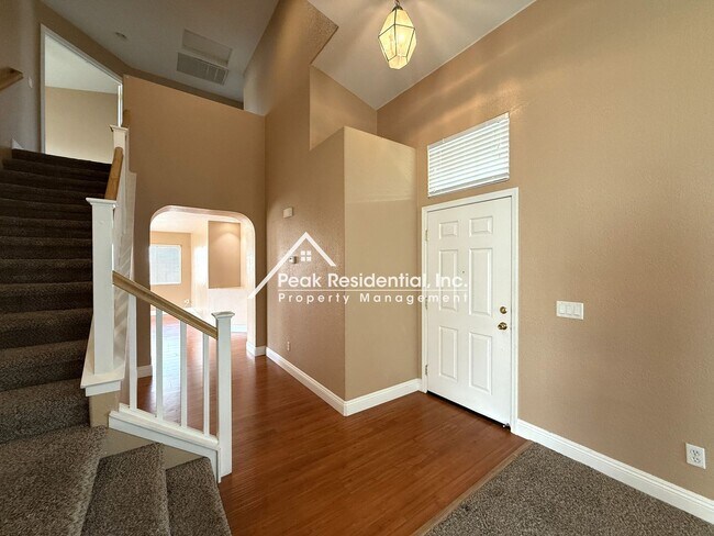 Foto del edificio - Spacious 4bd/3ba Roseville Home With 2 Car...