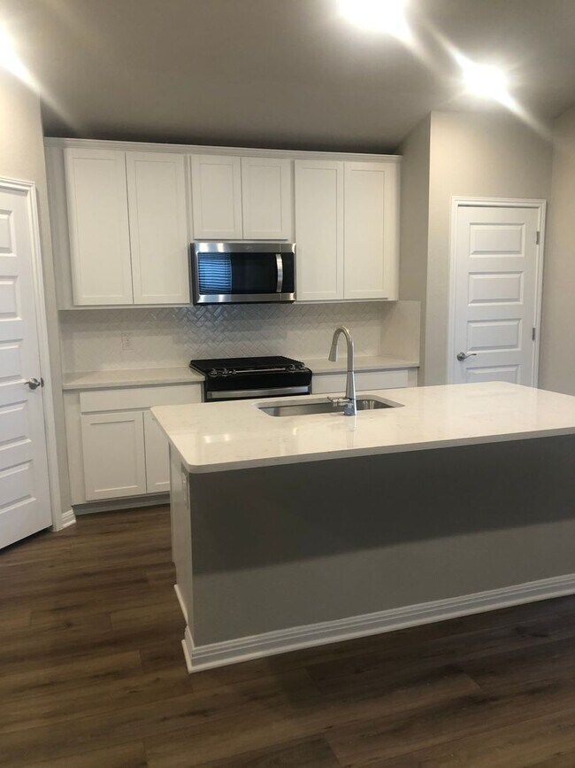 Foto del edificio - =-COMING SOON=-  4BR/2BA w/ Fenced Yard + Covered Parking in Hutto, TX