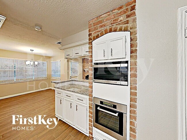 Foto del edificio - 2511 Riverlawn Dr